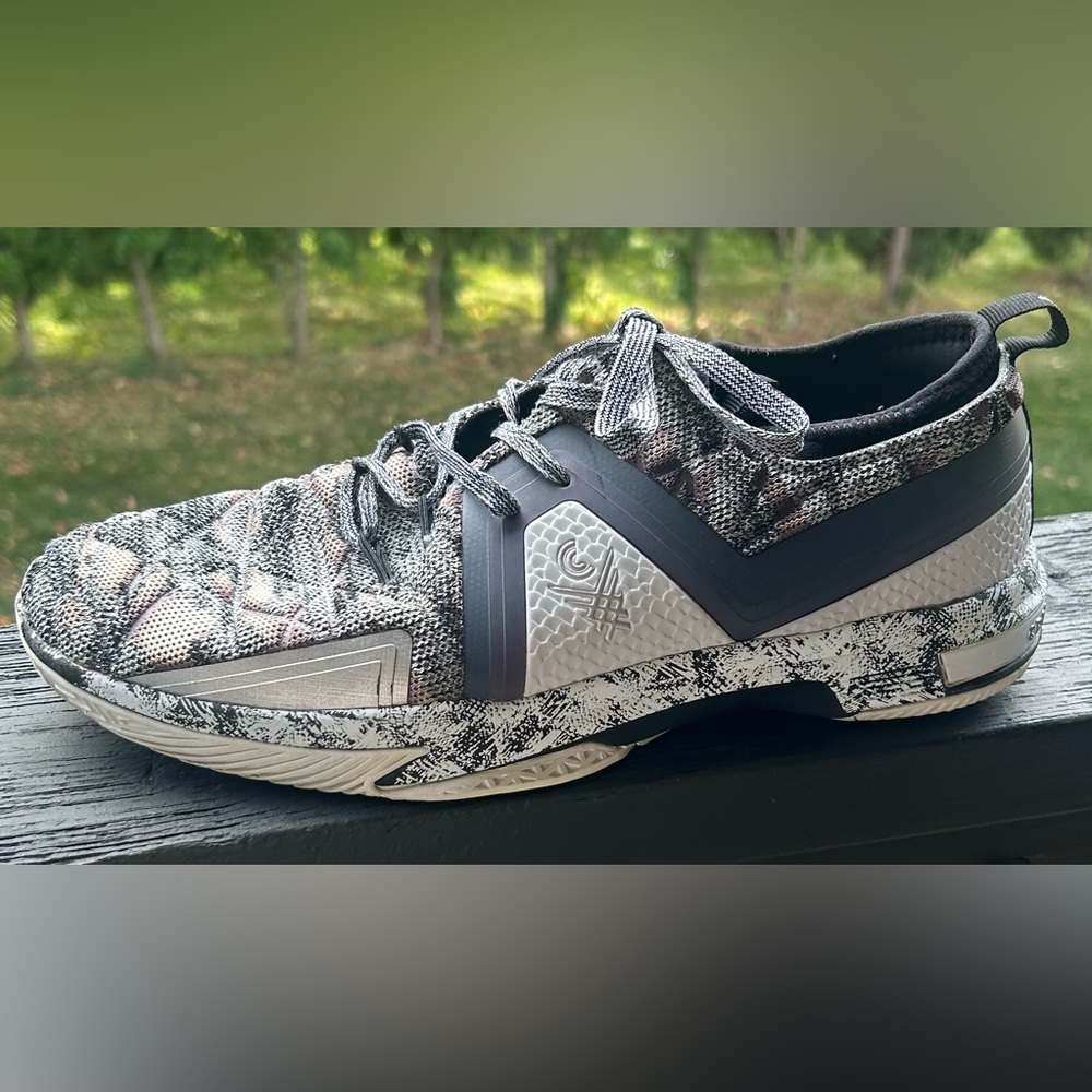 Men's Athletic Shoes in Black and Gray - Picture 5 of 9